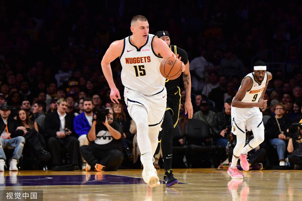 詹姆斯父子同台合砍19分 湖人季前赛不敌太阳.